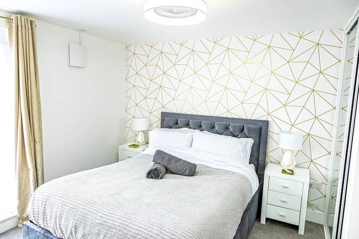 Apartamento entero, Attractive Cosy 2 Bedroom Penthouse with free Parking inside Romford Centre in Havering, Londres