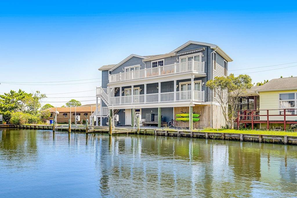 Town of Fenwick island home on the water with dock & central A/C - dogs Ok in Fenwick Island, Sussex County (Delaware)