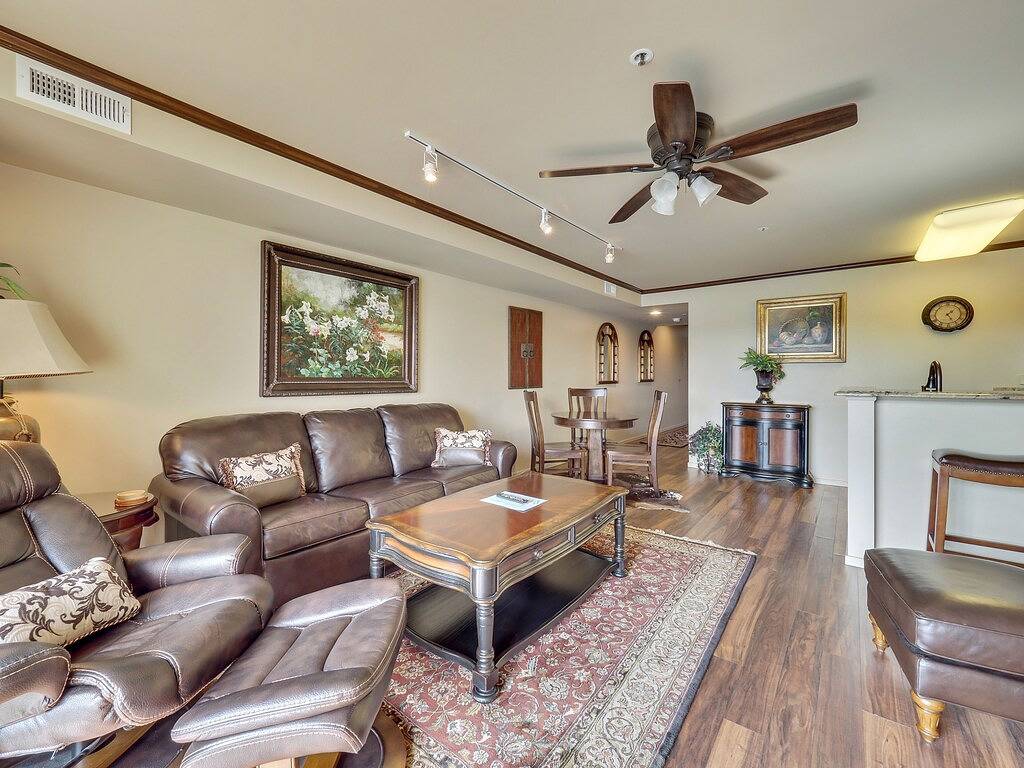 Ganze Wohnung, Waterfront Views | Downtown Charlevoix | Pool, Hot Tub, Sauna | Sleeps 4 in Charlevoix, Charlevoix County