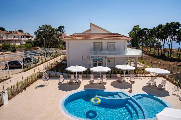 Ferienwohnung für 2 Personen, mit Terrasse und Garten sowie Pool