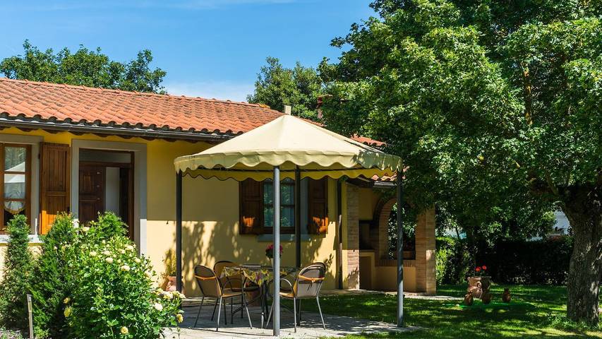Agriturismo per 4 persone, con giardino e piscina, con animali domestici in Castiglion Fiorentino