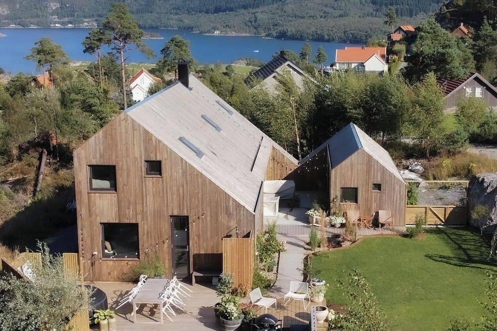 Ny arkitekttegnet hytte. Båt inkludert! Nært preikestolen, fjord og fjell. in Hjelmeland