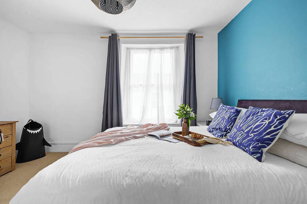 Pretty Kingswear cottage with terrace, river views in Kingswear, Devon