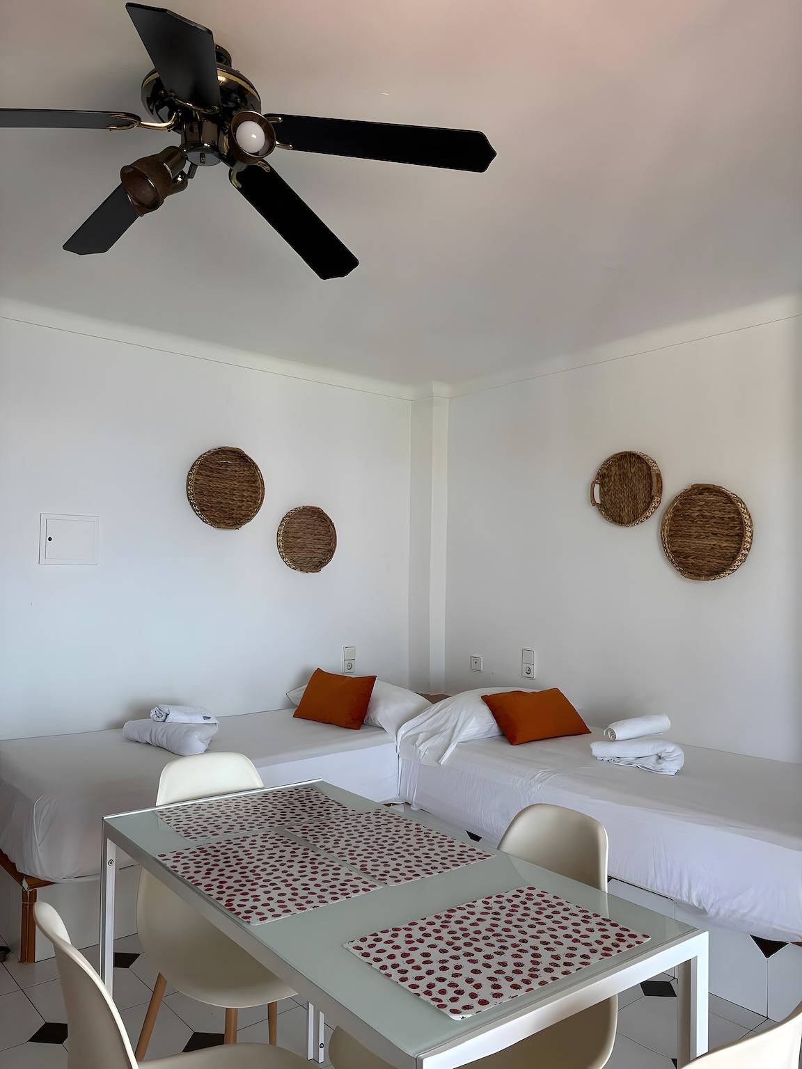 Appartement 'Vista Mar 4B' avec vue sur la mer, Wi-Fi et climatisation in S'Arenal Petit, Sant Joan de Labritja