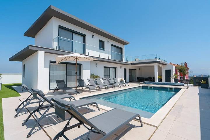 Villa für 13 Personen, mit Balkon und Terrasse sowie Garten und Pool