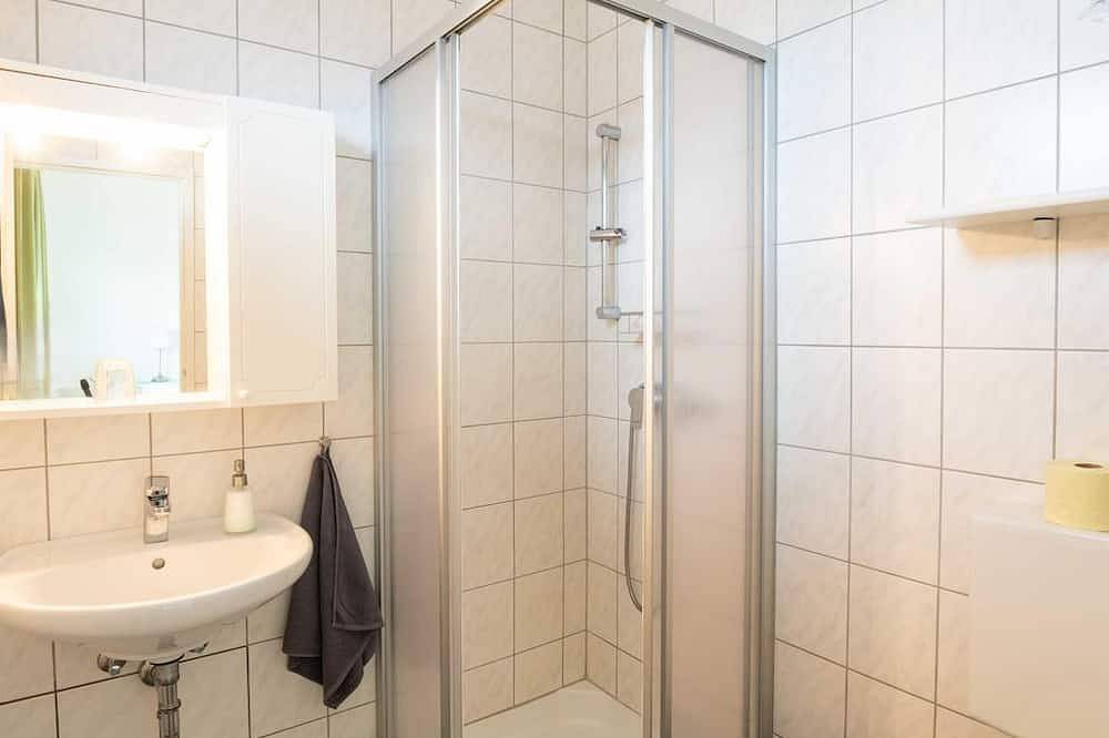 Doppelzimmer mit Dusche, Wc - Gästehaus Elfriede in Mörbisch am See, Leithaberg