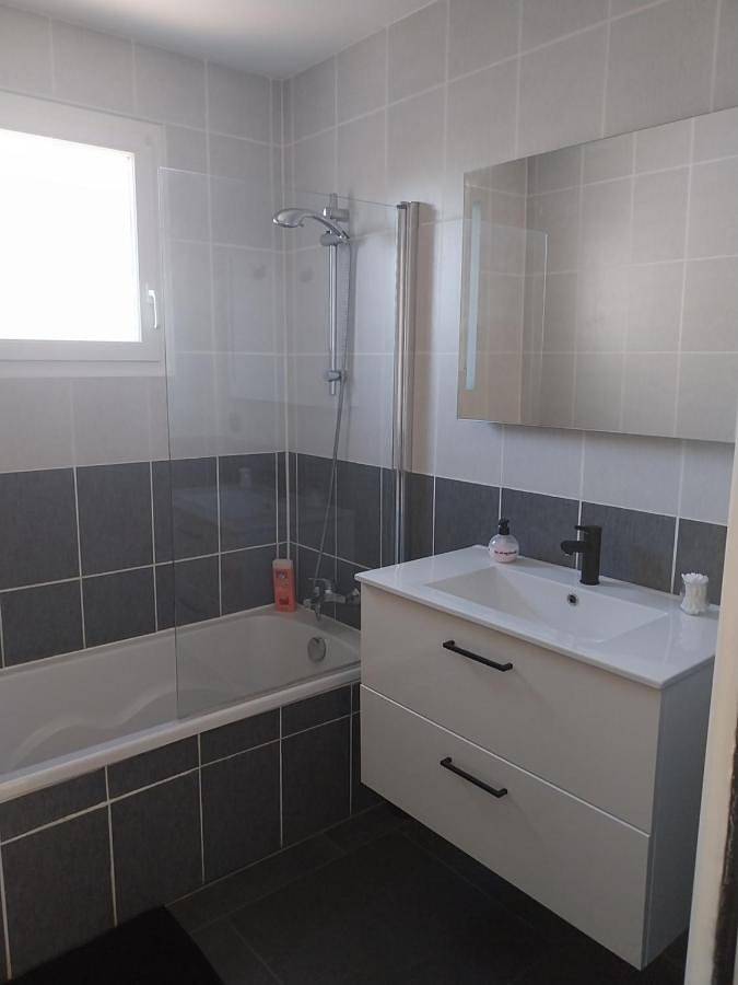 Gîte pour 2 personnes, avec jardin et vue ainsi que terrasse et piscine à Abeilhan - 3