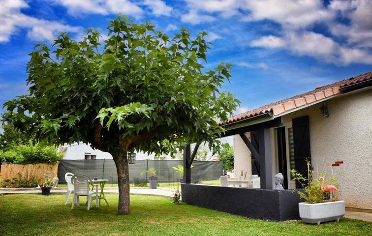 Location de vacances pour 4 personnes, avec Terrasse ainsi que Jardin et Vue à Passage
