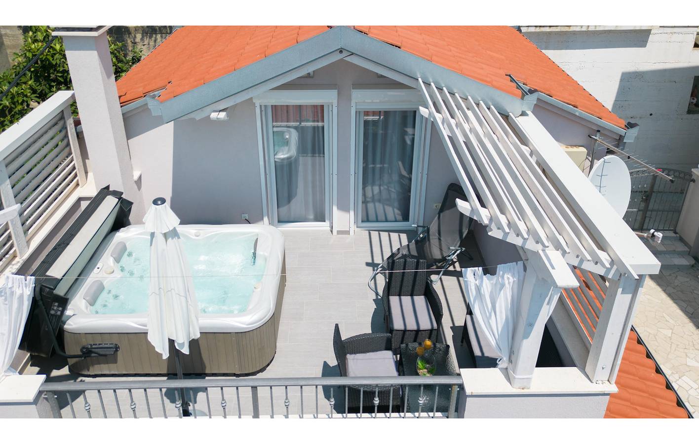 Gemütliche 1-Zimmer-Wohnung mit Terrasse, Parkplatz und Zugang zum Strand in Jesenice, Split-Dalmatien