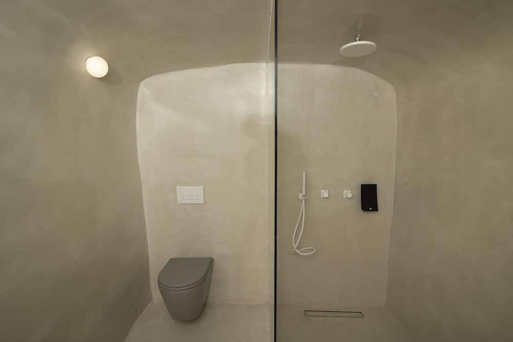 Entire apartment, Yiota's Nest Cave House in Ormos Ammoudiou, Oia