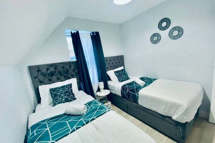 Ganze Wohnung, 6-Bed Coastal Flat, Walk to Castle & Parking in Dover, Kent