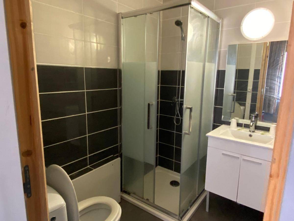 Triple Room with Shower in Dreux, Région de Dreux