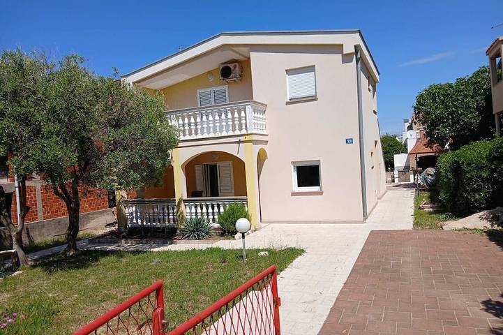 Ferienhaus für 12 Personen, mit Balkon und Garten in Povljana