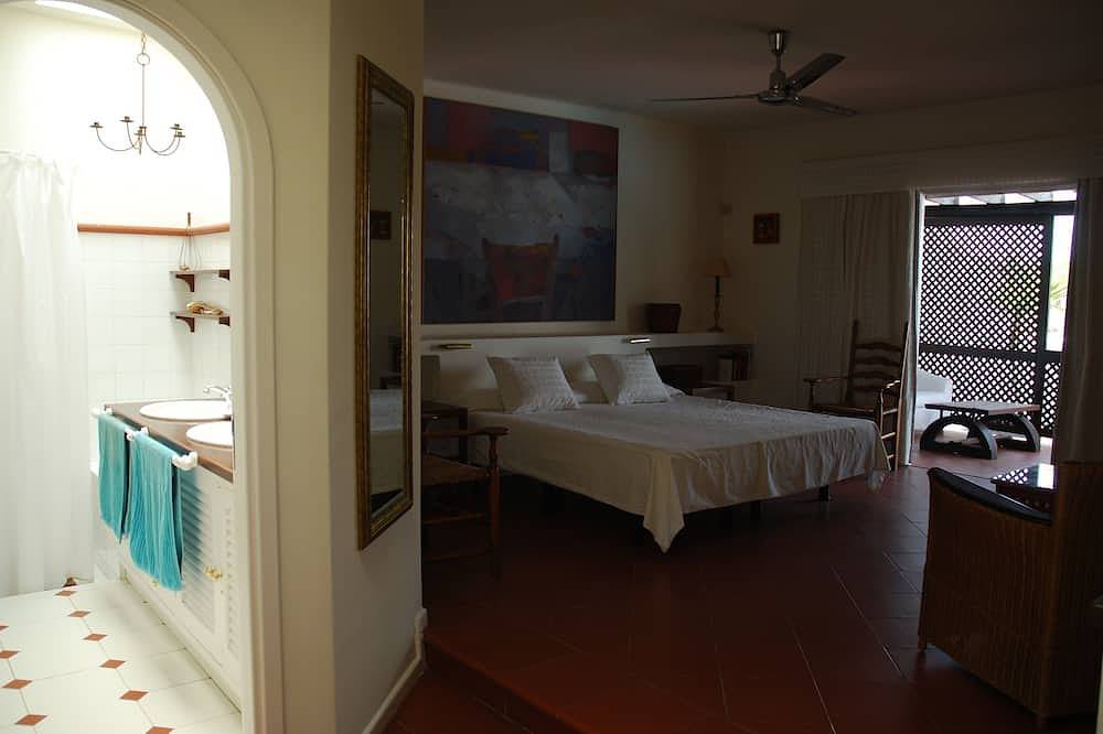 Los Helechos, Villa con encanto, piscina con hidromasaje y gran terraza cubierta in Playa Bastián, Teguise