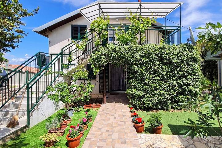 Ferienhaus für 8 Personen, mit Balkon und Garten in Grad Šibenik