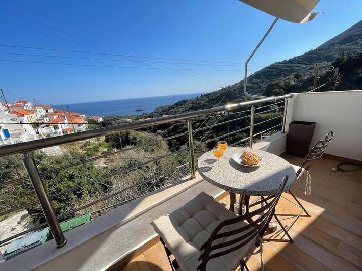 Gîte pour 5 personnes, avec Balcon ainsi que Terrasse et Vue dans Velanidia