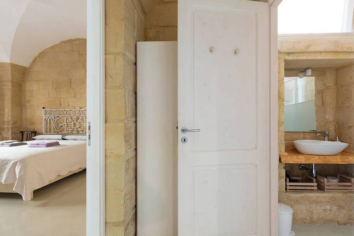 Entire apartment, Apartment in the historic center of Lecce with vaults and Lecce stone. in Lecce, Lecce Province