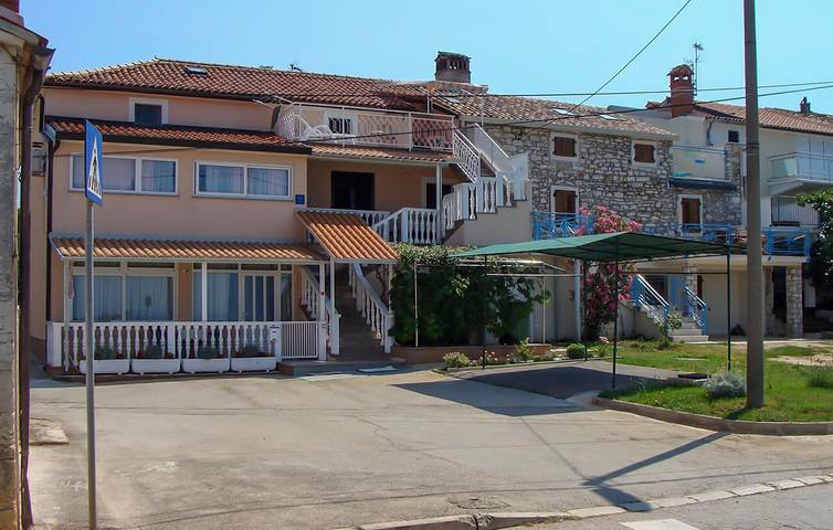 Ganze Ferienwohnung, Urlaub am Meer: Modernes Apartment mit Terrasse und Parkplatz, 200 m vom Strand entfernt in plaža Zambratija, Zambratija