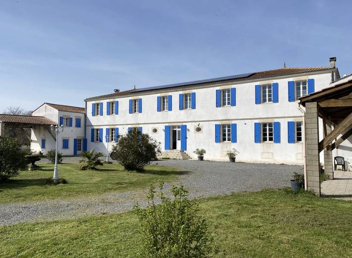 Gîte pour 26 personnes, avec terrasse ainsi que jardin et piscine, animaux acceptés en Charente-Maritime - 3