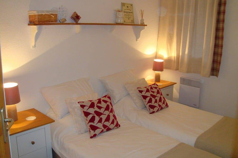 Chalet Clementine offers skiing luxury in Oz en Oisans part of Alpe d'Huez area. in Oz, Écrins National Park