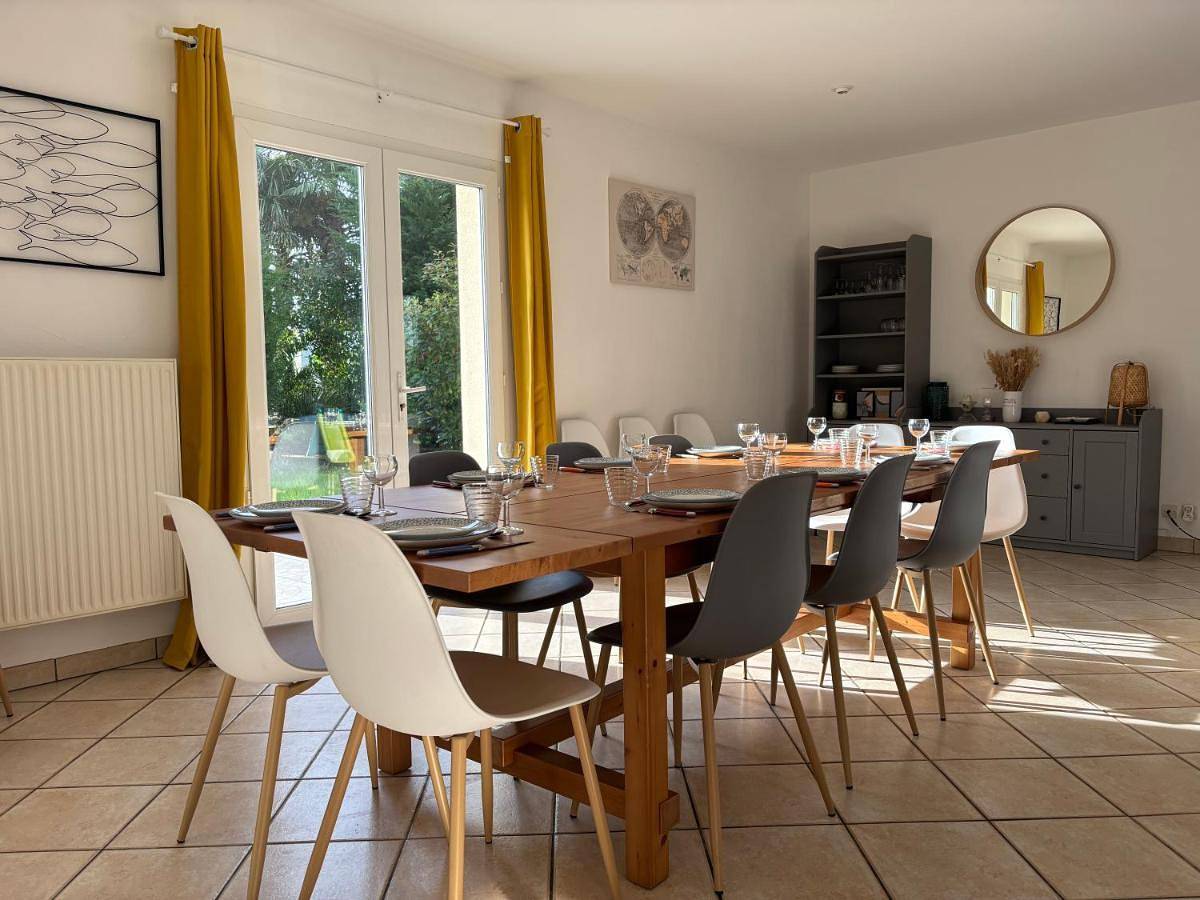 Villa des pontons Maison 5 chambres avec grand jardin clos et belle terrasse séjour spacieux lumineux à 2 kms de la plage d'Arromanches près de Bayeux, Omaha beach - table de ping pong - garage in Tracy-sur-Mer, Région de Bayeux