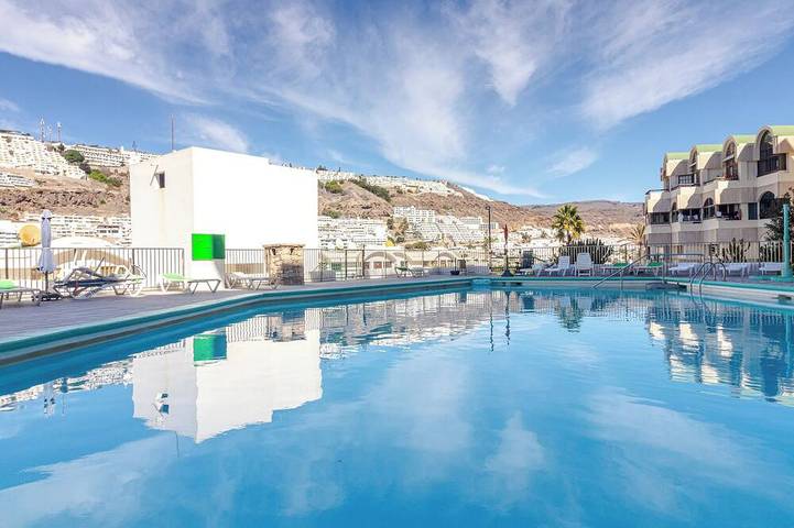 Apartment for 2 people, with garden and pool as well as balcony in Puerto Rico Marina