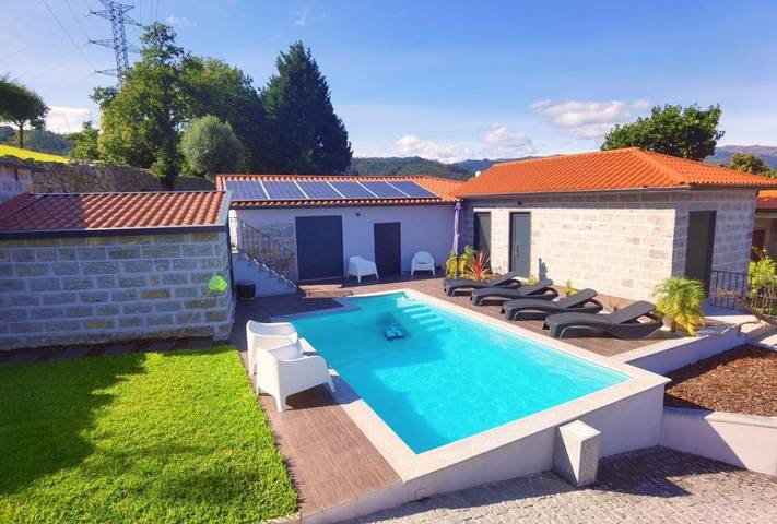 Location de vacances pour 4 personnes, avec piscine ainsi que jardin et terrasse dans Amares