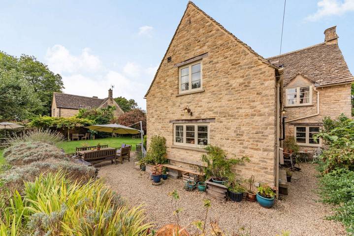 Cottage for 10 people, with garden in The Cotswolds