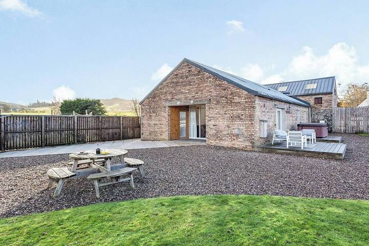 Holiday rental for 4 people, with hot tub and garden, with pets in Auchterarder