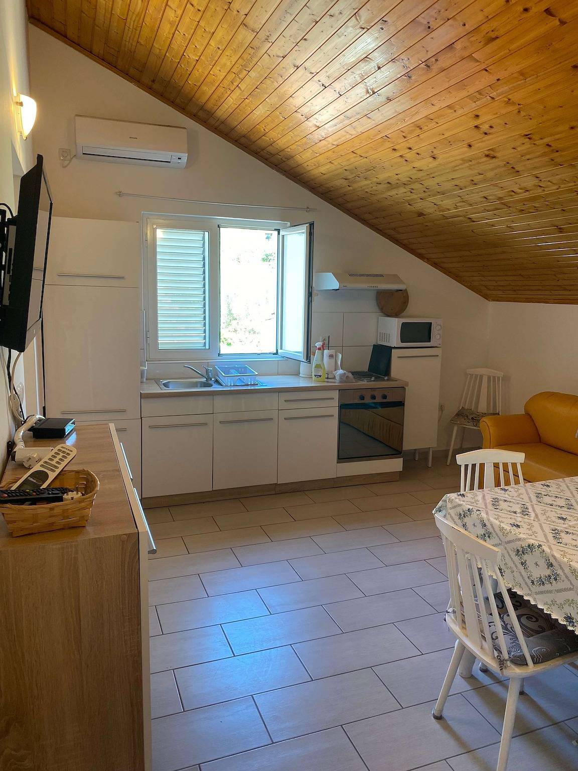 Ganze Wohnung, 2-Zimmer-Ferienwohnung mit Balkon und Meerblick Preko, Ugljan A-23327-b in Poljana, Insel Ugljan