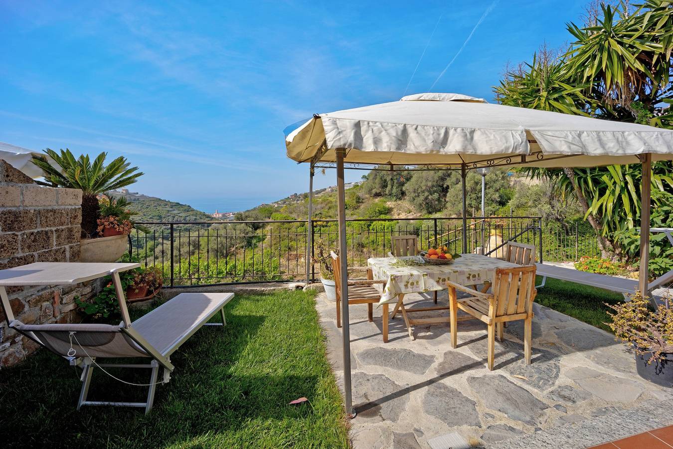 Ferienhaus Angolo del Mare mit Meerblick und Gemeinschaftspool in Pompeiana, Riviera di Ponente
