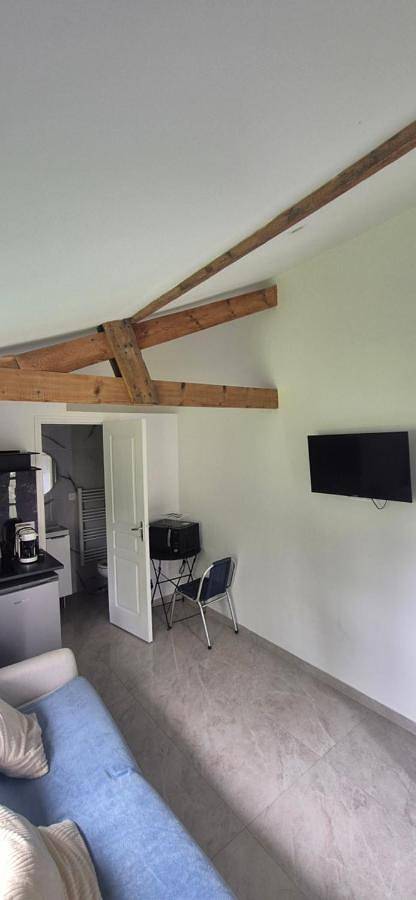 Appartement entier, Studio cosy avec vue jardin et cadre paisible in Villeneuve-le-Roi, Val-de-Marne