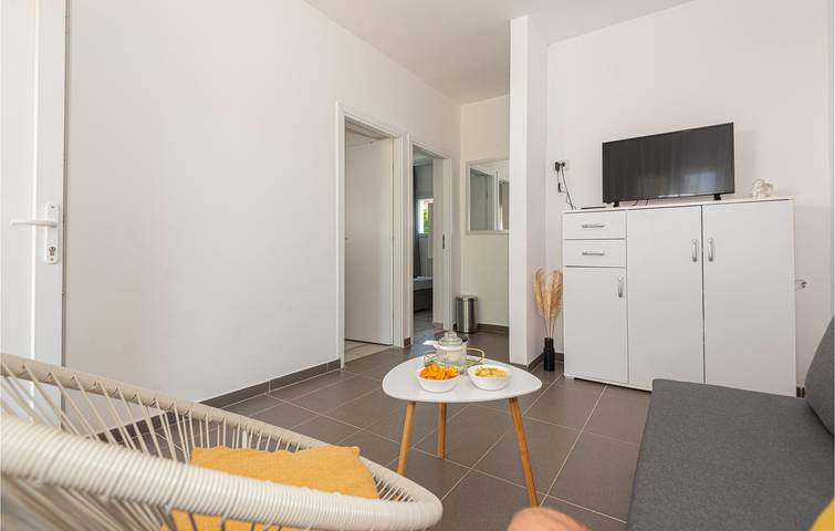 Ganze Ferienwohnung, Charmante Ferienwohnung an der Küste: WLAN, Klimaanlage, Parkplatz und Terrasse in Žaborić, Šibenik-Knin