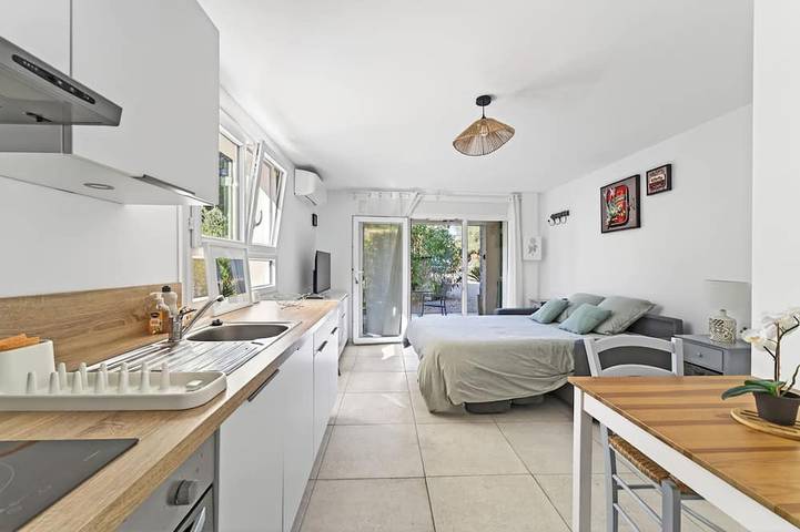House consisting of 3 independent apartments with air conditioning, a terrace, parking, and a garden in Aubais, Costa mediterránea (Francia)
