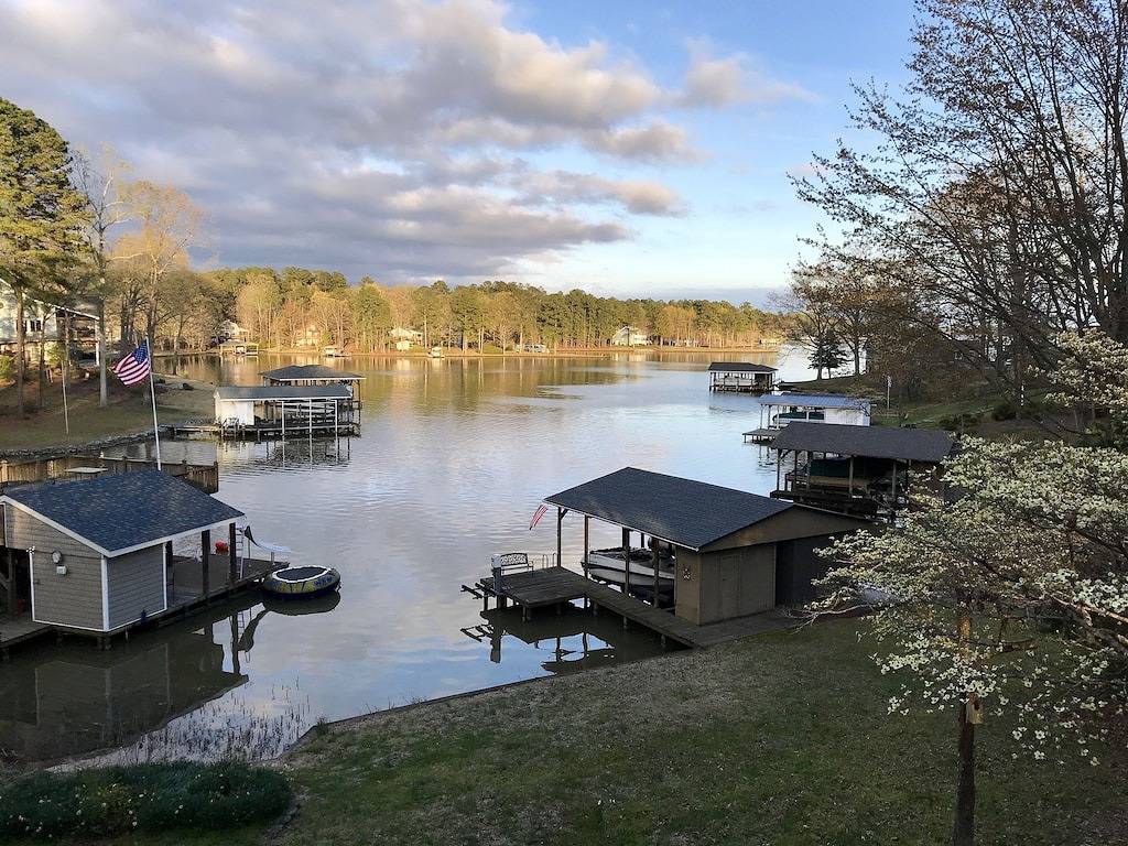 Entspannender Kurzurlaub am Lake Gaston (zwei separate Wohnbereiche für 9 Personen) in Lake Gaston