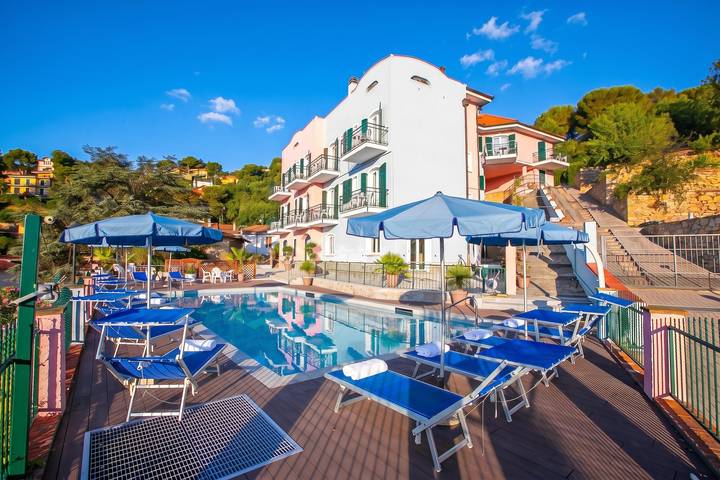 Appartamento per 4 persone, con balcone e vista oceano nonché piscina, adatto a famiglie con bambini ad Andora