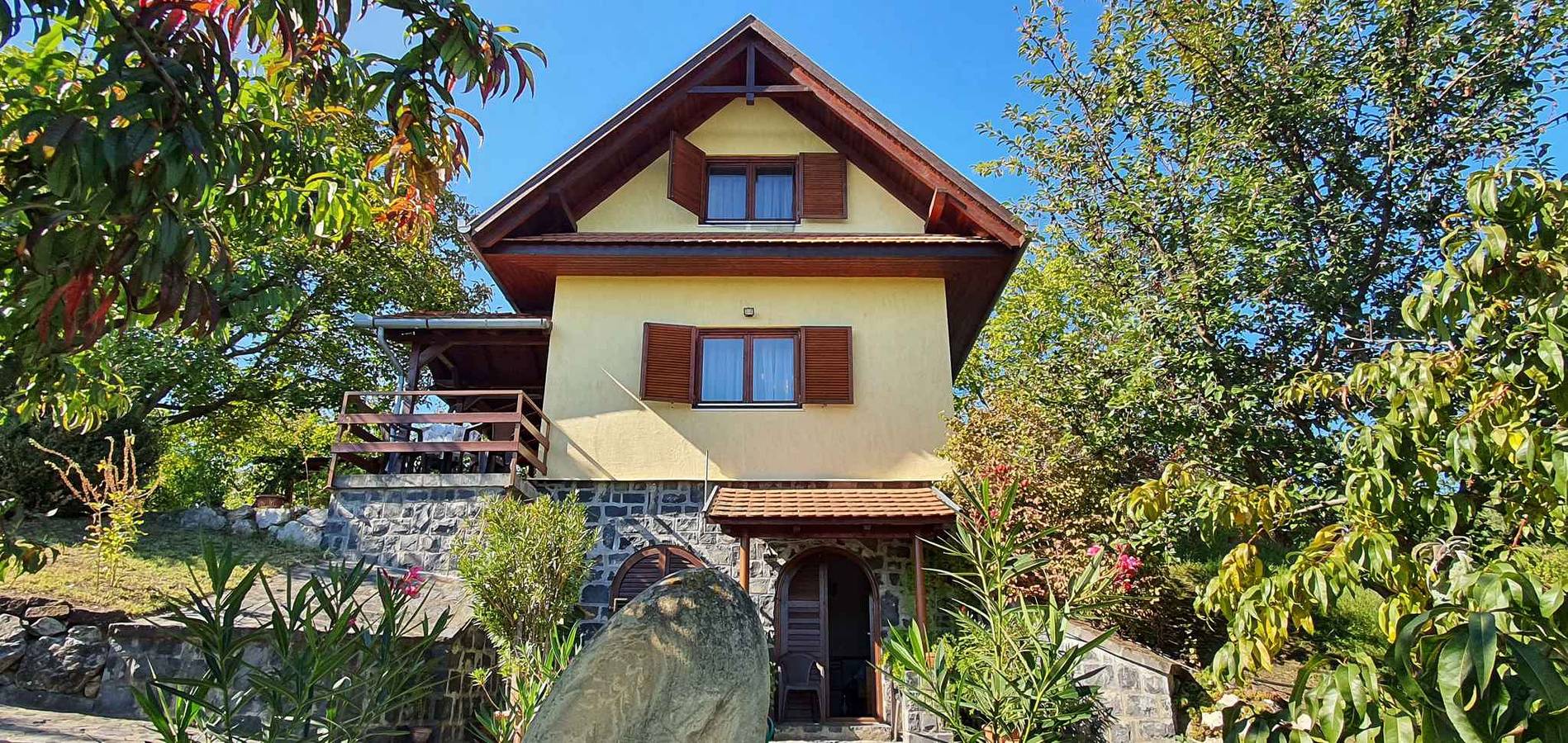 Casa vacacional con un hermoso panorama y un gran jardín  in Kőröshegy, Orilla sur del lago Balaton