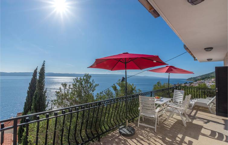 Charmantes Apartment, 2 km vom Strand entfernt, mit Terrasse und WLAN in Pisak, Omis-Riviera