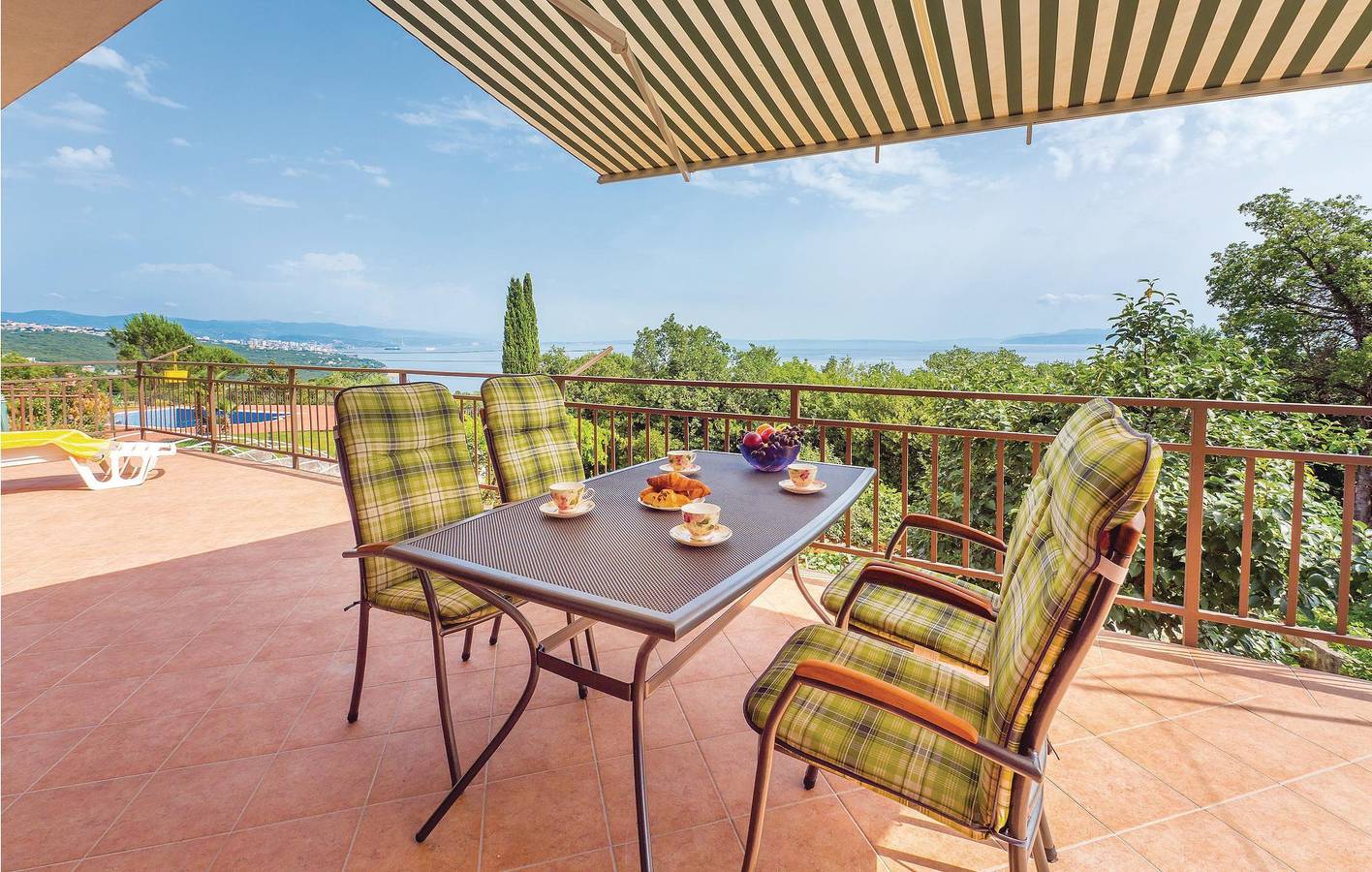 Appartement de vacances entier, Appartement confortable avec vue sur la mer, terrasse, parking et Wi-Fi - À deux pas de la plage ! in Opatija Riviera