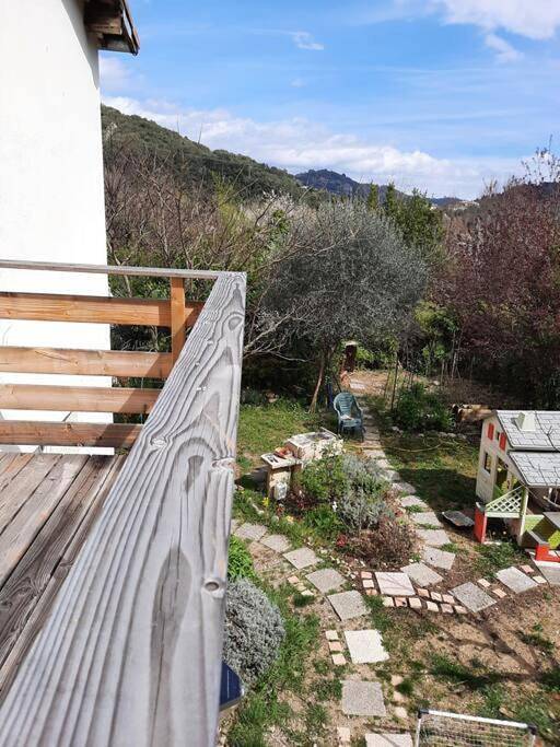 Gîte pour 3 personnes, avec piscine ainsi que jardin et vue, animaux acceptés à Pont-de-Labeaume - 2