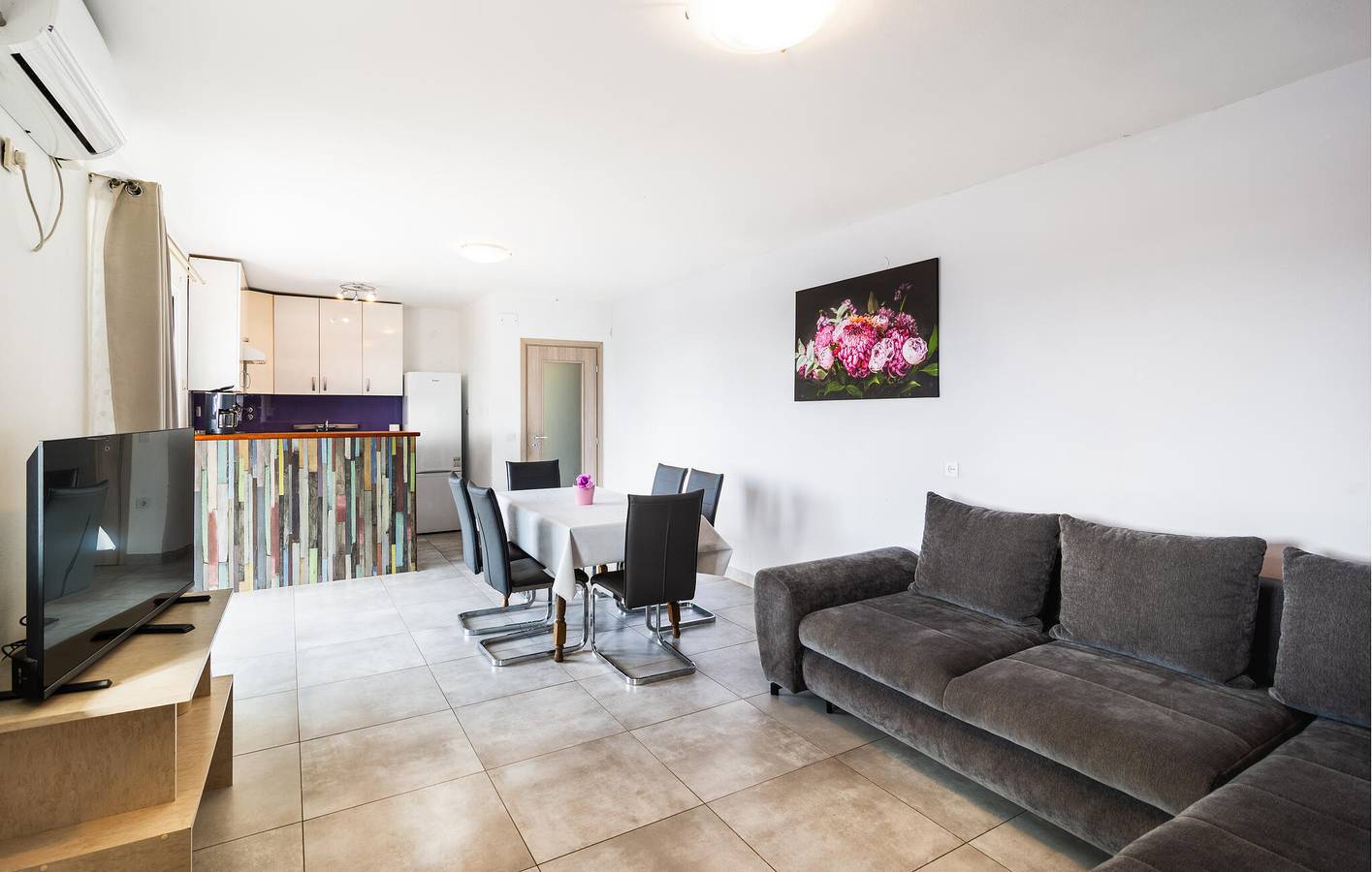 Modernes Apartment mit Pool, Küche und WLAN – 2,5 km vom Strand Đardin entfernt in Kastel Novi, Kaštela