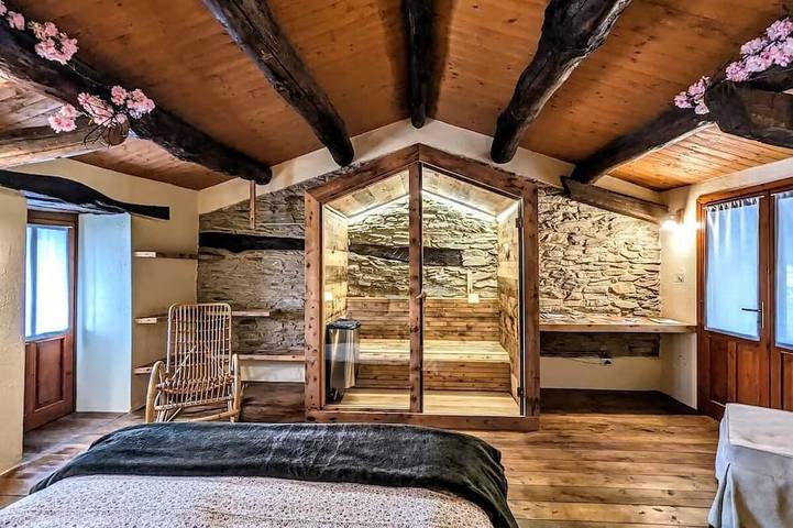 Location de vacances pour 6 personnes, avec balcon et jardin ainsi que jacuzzi et sauna à Paesana