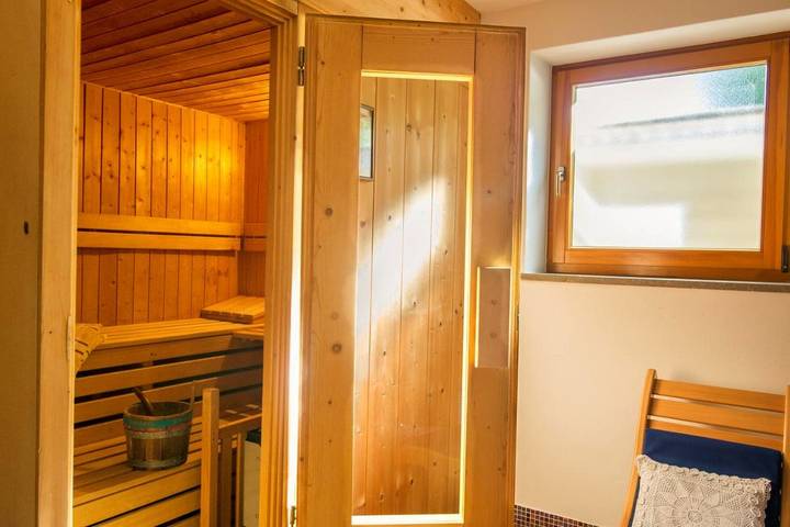 Hôtel pour 3 personnes, avec balcon et jacuzzi ainsi que sauna et jardin à Wolkenstein - 3