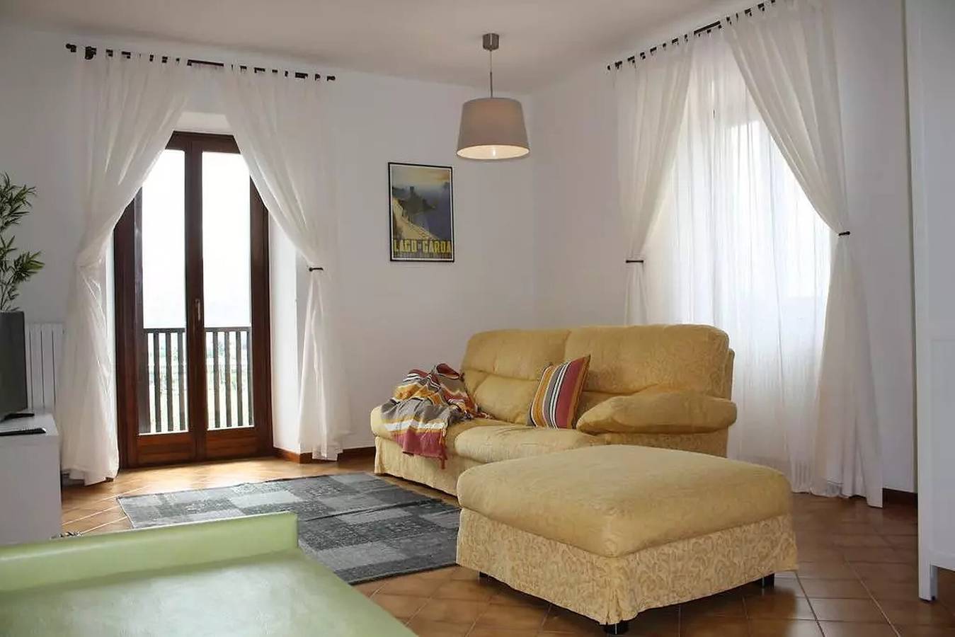 Appartamento intero, Appartamento "Girasole" con balcone, aria condizionata e Wi-Fi in Ceole, Riva del Garda