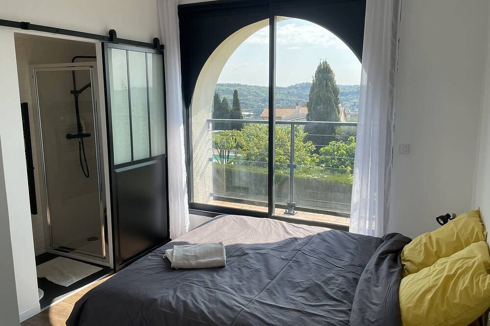 Renovated family home with secure swimming pool in Grasse, Cannes region