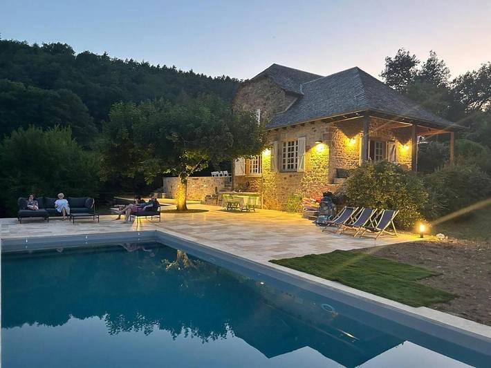 Location de vacances pour 8 personnes, avec jardin ainsi que piscine et terrasse à Bessuéjouls