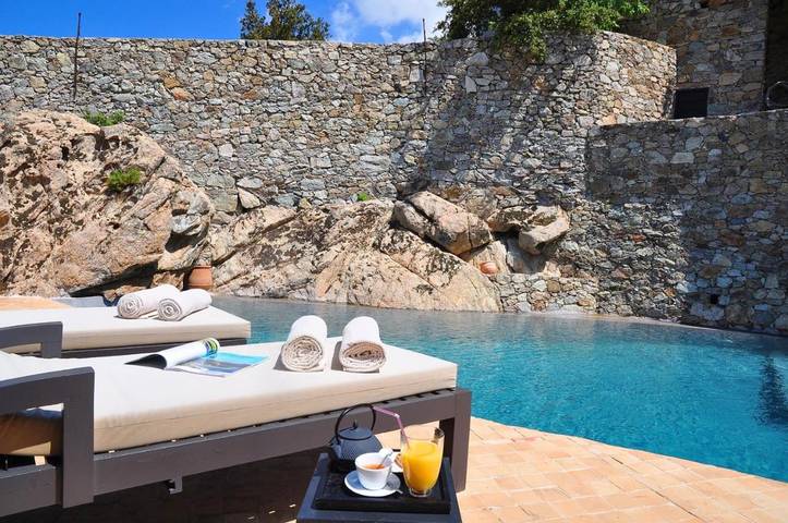 Hôtel pour 4 personnes, avec vue et terrasse ainsi que jardin et piscine