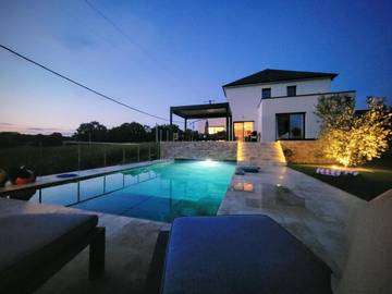 Chambre d’hôte pour 4 personnes, avec terrasse et piscine ainsi que jardin et jacuzzi à Rouillon