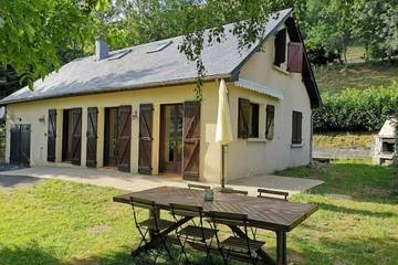 Gîte pour 5 personnes, avec jardin à Saint-Paul-de-Salers
