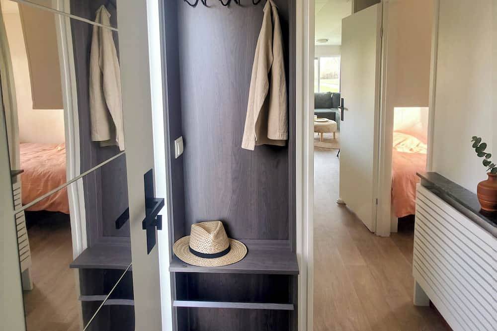Spacious Chalet near beach and harbor on 5-star park De Kuilart on the Frisian Lakes in Ijsselmeer